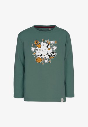 Langærmet grøn bomulds T-shirt med et grafisk design, der indeholder sportsikoner, skyer og lyn i hvid, orange og sort.