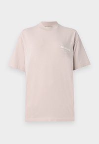 Lys rosa bomull T-skjorte med korte ermer og høy hals. Har en liten hvit logo på brystområdet. Jevn tekstur.