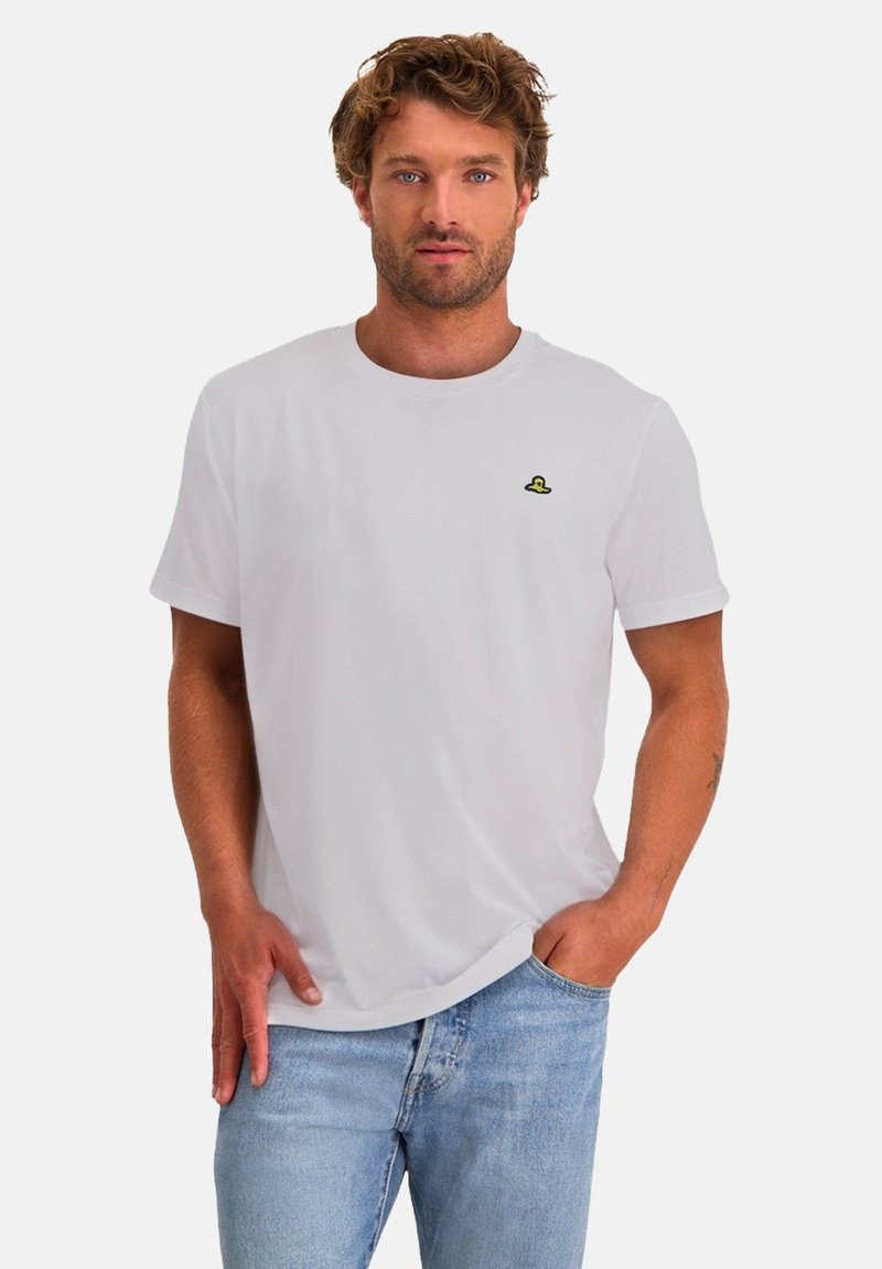 Witte katoenen t-shirt met een ronde hals en korte mouwen. Voorzien van een klein groen logo op de linkerkant van de borst en een relaxte pasvorm. Lichtdenim spijkerbroek.