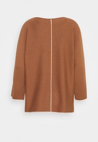 Bronzen trui met een losse pasvorm, voorzien van driekwart mouwen en een witte verticale naad die langs de middenrug loopt.