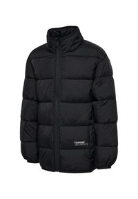 Sort quiltet dunjakke med høj krave, frontlynlås, elastiske manchetter og hvidt hummel-logo på nederste venstre side.