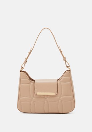 Beige gewatteerde schoudertas met een rechthoekige klep en een goudkleurige metalen stangdetail op een effen achtergrond.