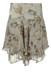 Kukkainen sifonihame, jossa kerroksellinen rakenne, vaaleanruskeilla ja kermaisilla kukilla hillityllä harmaalla taustalla. Reunassa röyhelöt ja läpikuultava rakenne.