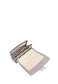 Grijze leren portemonnee met een open klep, voorzien van een gladde buitenkant, crèmekleurige voering en een ritsvak. Zilveren hardware details zichtbaar.