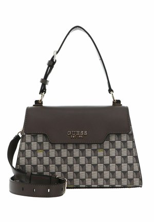 Mørkebrun Guess håndtaske med ternet mønster, topklap, justerbar skulderrem og metallogoen "GUESS EST 1981" på forsiden.