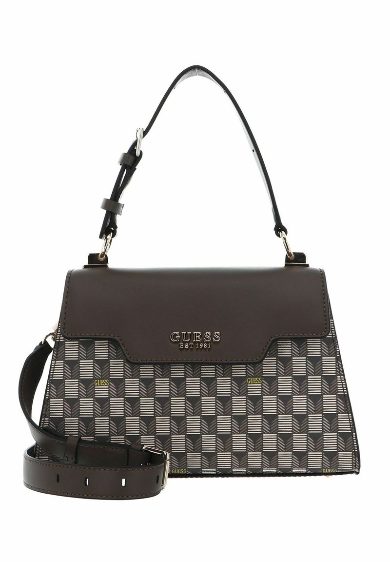 Sac à main Guess marron foncé avec motif damier, rabat supérieur, bandoulière réglable et logo en métal "GUESS EST 1981" sur le devant.