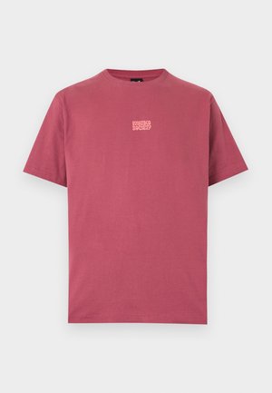 Sötét rózsaszín, rövid ujjú, kerek nyakú póló, a mellkas közepén kis világos rózsaszín "KAOTIKO SOCIETY" felirattal.