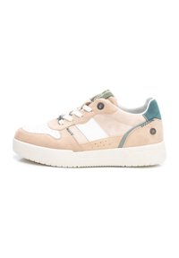Zapatillas de ante beige y blancas con lengüeta de malla, acento verde en el talón, puntera perforada y suela de goma blanca. Presenta costuras en contraste.