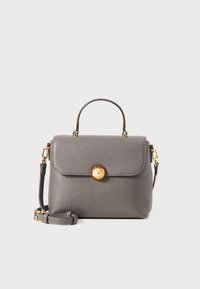 Sac à main en cuir gris avec une forme structurée, une poignée supérieure et une bandoulière amovible. Doté d'un fermoir rond en ton doré et d'une texture lisse.