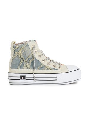 Hochschuh-Sneaker mit einem abgenutzten Denim-Obermaterial, kremfarbenen Canvas-Akzenten, silbernen Ösen und einer weißen, strukturierten Gummisohle mit schwarzen Streifen.