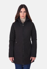 Cappotto imbottito nero con colletto alto, zip frontale e due tasche laterali. Presenta una texture liscia e una finitura leggermente lucida.