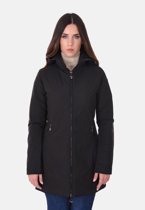 Cappotto imbottito nero con colletto alto, zip frontale e due tasche laterali. Presenta una texture liscia e una finitura leggermente lucida.