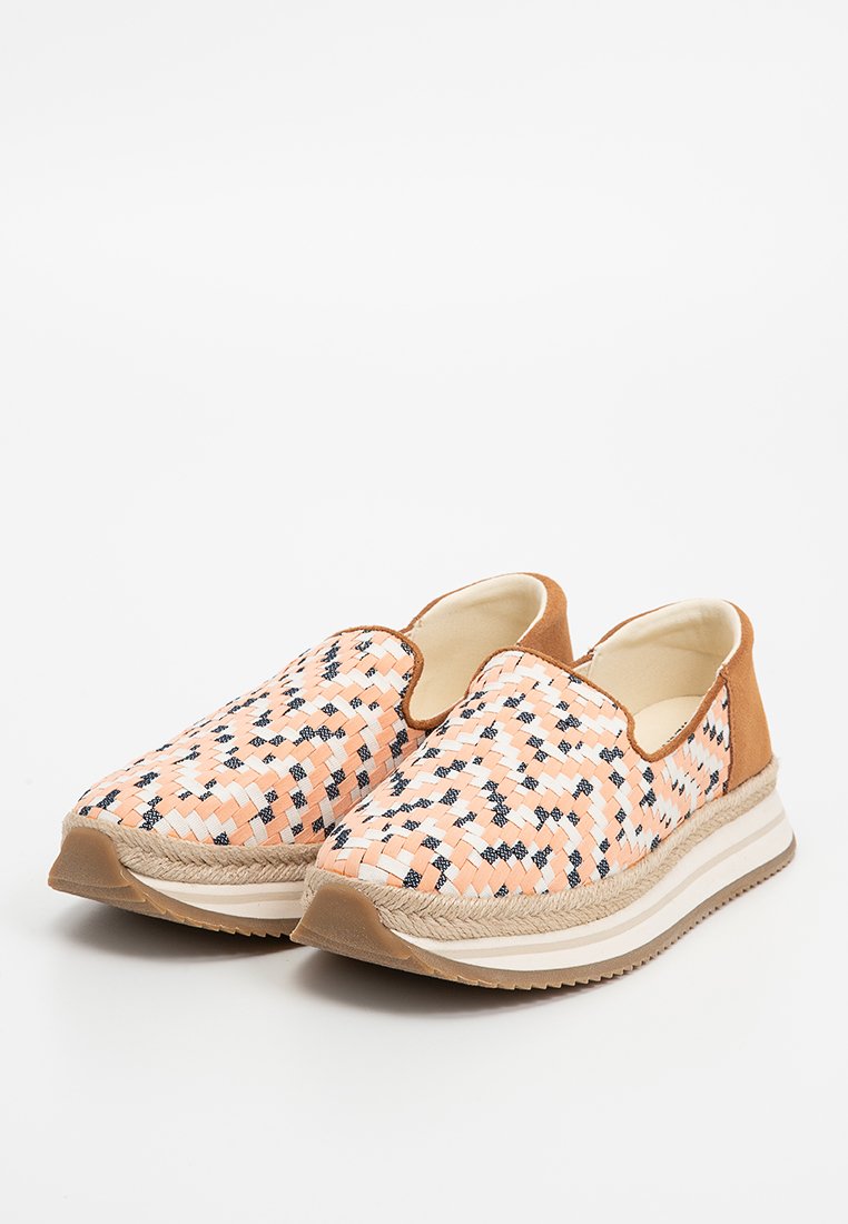 Slip-On-Schuhe mit einem gewebten Pfirsich- und Weißmuster sowie marineblauen Akzenten, einem braunen Wildlederabsatz und einer strukturierten Gummisohle.