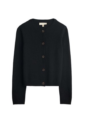 Cardigan noir à manches longues en maille avec col rond et cinq boutons marron devant, poignets et ourlet côtelés.