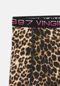 Leggings en imprimé léopard avec une taille élastique noire arborant un texte rose. Le matériau est doux avec des détails de couture visibles.