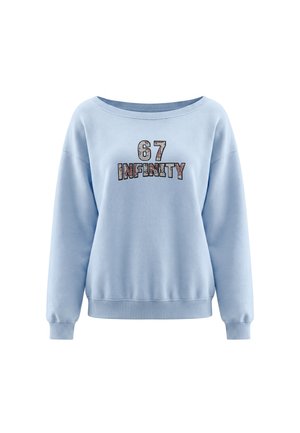 Lyseblå sweatshirt med bred halsudskæring og trykt tekst "67 INFINITY" i mønstrede bogstaver foran.