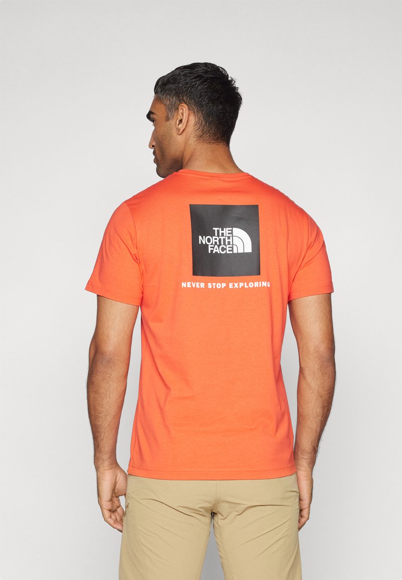The North Face M SS BOX NSE TEE - Tričko s potlačou - crimson orange/black