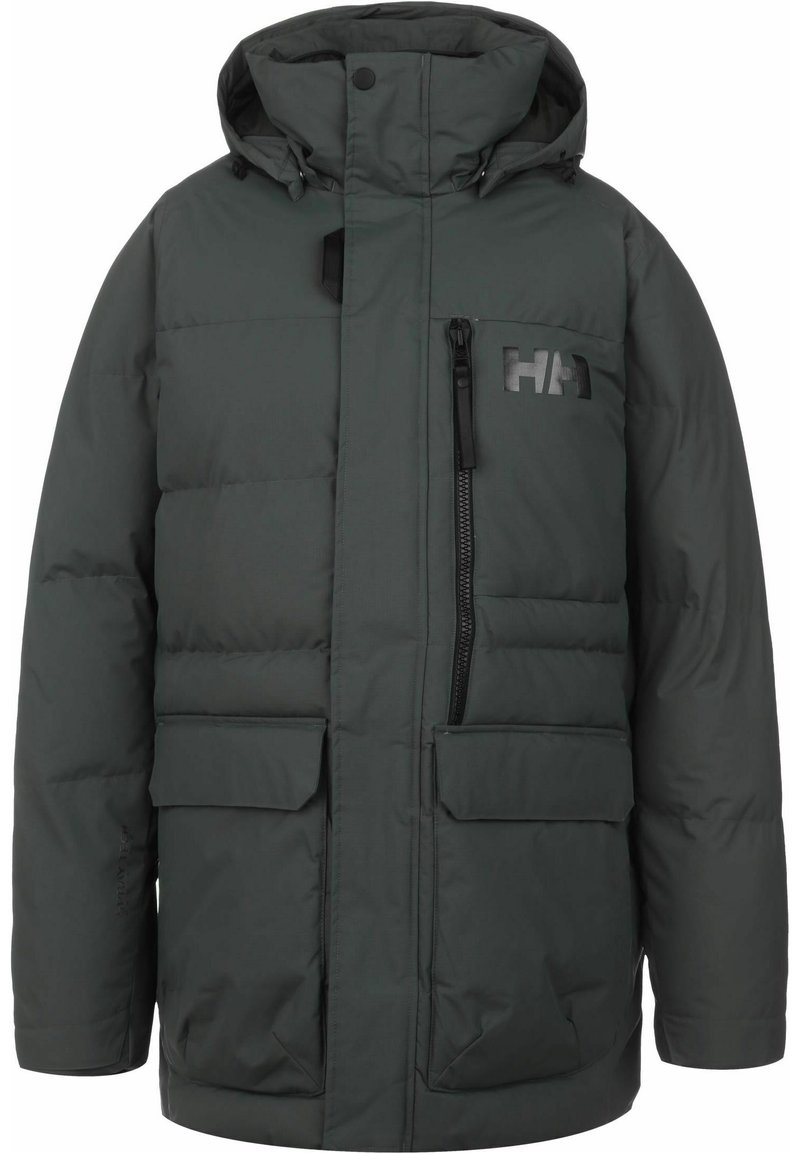 Chaqueta acolchada en verde oscuro. Cuenta con una capucha, cierre delantero, bolsillos laterales y un detalle de logo. Textura suave con diseño acolchado.