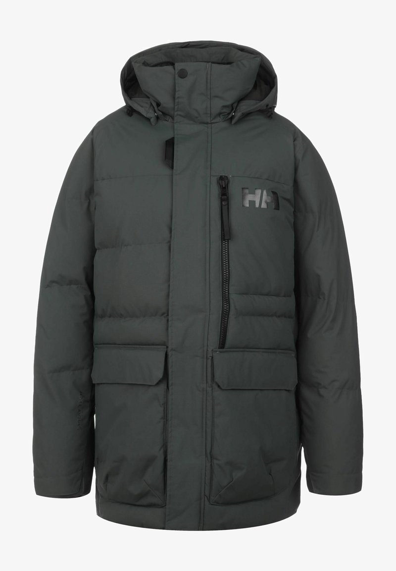 Chaqueta acolchada en verde oscuro. Cuenta con una capucha, cierre delantero, bolsillos laterales y un detalle de logo. Textura suave con diseño acolchado.