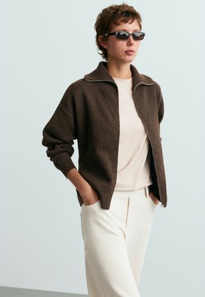 OYSHO, HIGH-NECK BELTED JACKET - Gilet - brown