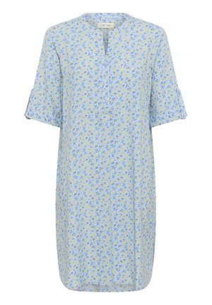 Rochie bleu deschis cu un model floral în nuanțe de albastru și galben. Are un guler cu tăietură, închidere cu nasturi și mâneci scurte rulate.