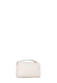 Bolso de mano sintético beige con forma rectangular, asas superiores y una textura suave. Presenta un cierre de cremallera y un sutil detalle decorativo.