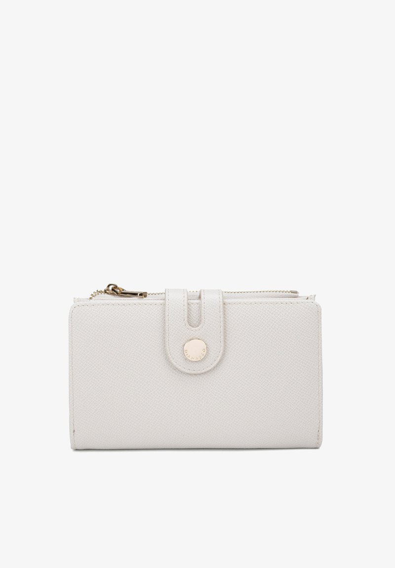Portefeuille en cuir gris clair avec une finition texturée. Présente une fermeture à pression, un accent en métal doré, et un compartiment zippé.
