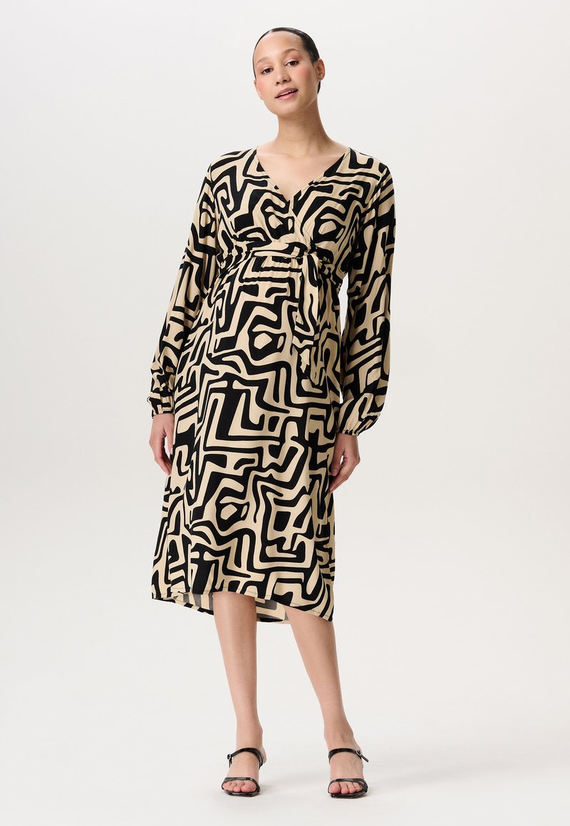 Zwarte en beige gedrukte jurk met lange mouwen, diepe v-hals, getailleerde taille en asymmetrische zoom, met abstracte geometrische patronen.