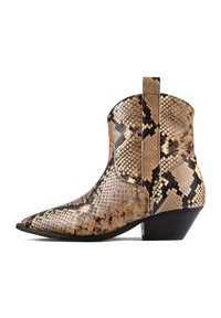 Botín de estilo cowboy en cuero con patrón de serpiente en tonos marrón y negro, con punta afilada y un pequeño tacón apilado. Presenta una pestaña en la parte trasera.