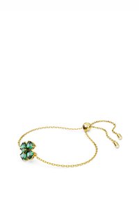 Bracciale in catena d'oro con design floreale e quattro cristalli verdi, chiusura regolabile con due accenti dorati pendenti.