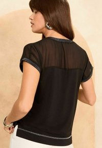 Love & Roses ROLL SLEEVE - REGULAR FIT - Bluse - black chiffon yoke metallic trim