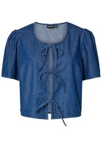 Ντενίμ μπλούζα κοντού μανικιού σε σκούρο μπλε, με στρογγυλή λαιμόκοψη, κεντρικές κορδόνες και συγκεντρωμένες λεπτομέρειες μανικιών. Χαλαρή και υφασμένη φινίρισμα.