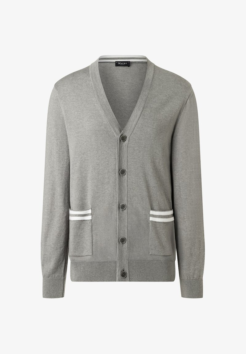 Cardigan grigio in morbido tessuto a maglia, con scollo a V, cinque bottoni, due tasche anteriori con righe bianche e polsini e orlo a costine.