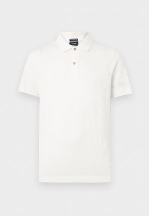 Wit poloshirt met korte mouwen, een gestructureerd stofpatroon, twee knopen bij de kraag en een merklabel aan de binnenkant van de hals.