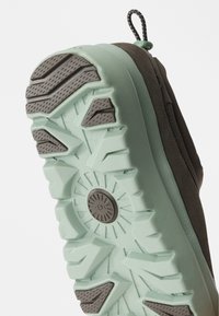 Πέλμα ανδρικού μποτού για πεζοπορία σε μέντα πράσινο και γκρι. Διαθέτει υφασμάτινο καουτσούκ για καλύτερη πρόσφυση, με στρογγυλεμένο σχεδιασμό και ενισχυμένα στοιχεία.