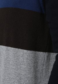 Pull-over en tricot avec rayures horizontales bleu marine, noir et gris clair. Texture douce avec une finition lisse. Design décontracté.