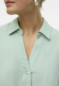 Vero Moda MYMILO  - Bluza z gumbi - silt green