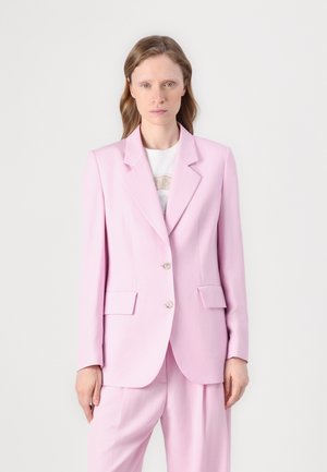 Rosa Blazer mit Reverskragen, zwei Fronttaschen und Knopfverschluss, kombiniert mit passender Hose. Glatte Textur und taillierte Passform.