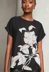 Lipsy REGULAR FIT - ROUND NECK PRINTED EMBELLISHED - Trükipildiga T-särk - black