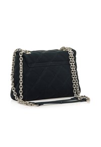 Bolso de mano de gamuza negra acolchada con cadena plateada y detalles de cuero, que presenta una forma rectangular y un sutil detalle de costura.