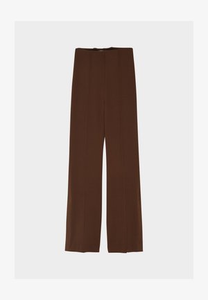 Pantalon large marron à la texture lisse, avec deux plis à l'avant et des fentes en bas, mettant en valeur le design global.