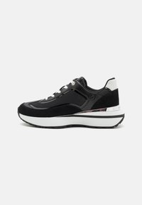 Schwarze Sneaker aus Wildleder und synthetischen Materialien. Sie verfügen über ein elegantes Design, weiße Akzente, metallische Details und eine strukturierte Sohle.