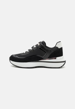 Sneaker nera realizzata in suede e materiali sintetici. Presenta un design elegante, dettagli bianchi, rifiniture metalliche e una suola texturizzata.