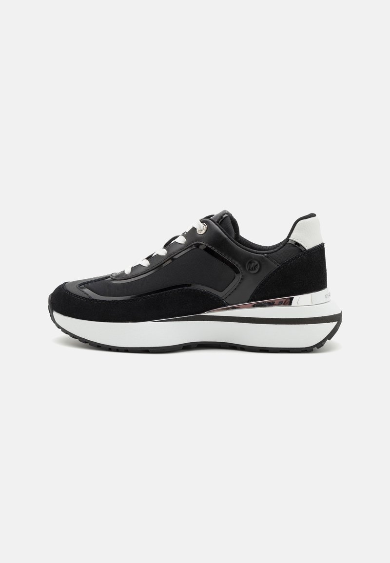 Schwarze Sneaker aus Wildleder und synthetischen Materialien. Sie verfügen über ein elegantes Design, weiße Akzente, metallische Details und eine strukturierte Sohle.