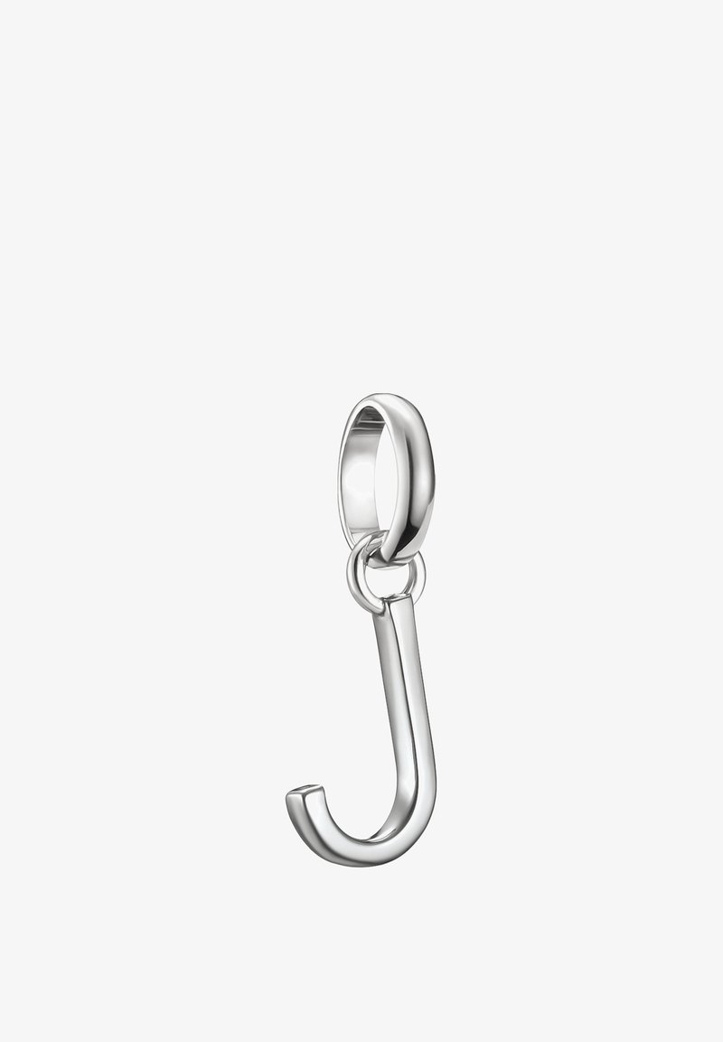 Breloque métallique argentée en forme de lettre J suspendue à une boucle ovale en argent lisse.
