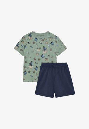 Grünes Kurzarmhemd mit Piratenmuster und schlichte marineblaue Shorts mit elastischem Bund, lässiges Sommeroutfit für Kinder.