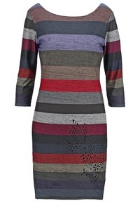 Robe rayée avec des manches trois-quarts. Comprend une variété de couleurs, notamment du gris, du violet, du rouge et des accents de motifs découpés. Tissu extensible.