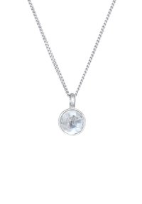 Collana in argento con un pendente ovale in pietra preziosa trasparente, caratterizzato da sottili inclusioni e una finitura lucida.