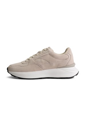 Licht beige suède sneakers met een ronde vorm, vetersluiting, gevoerde witte tussenzool en gestructureerde zwarte rubberen zool.