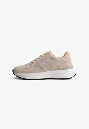 Licht beige suède sneakers met een ronde vorm, vetersluiting, gevoerde witte tussenzool en gestructureerde zwarte rubberen zool.